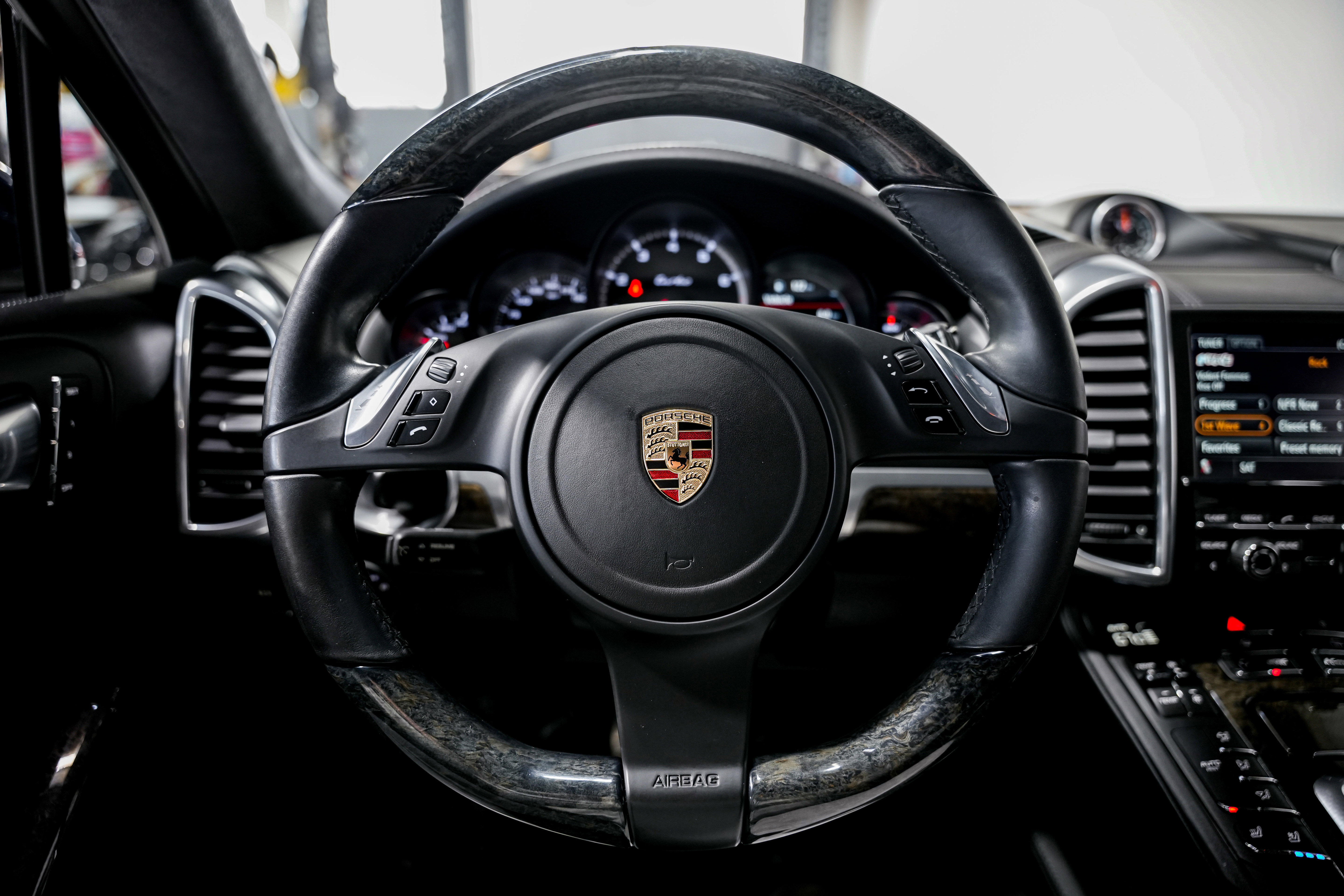 Used 2012 Porsche Cayenne Turbo image 10