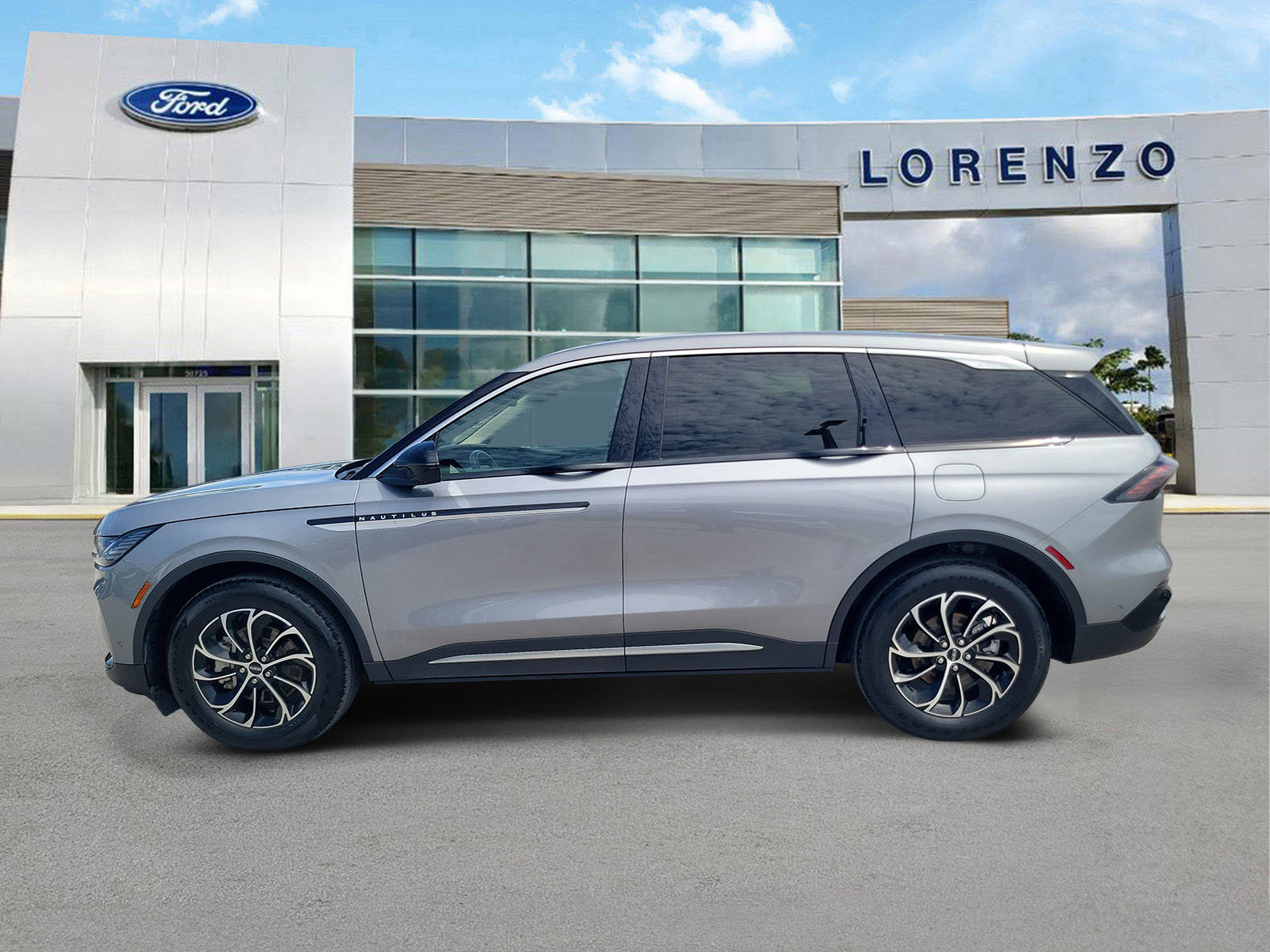 Used 2024 Lincoln Nautilus Premier AWD/4WD image 8
