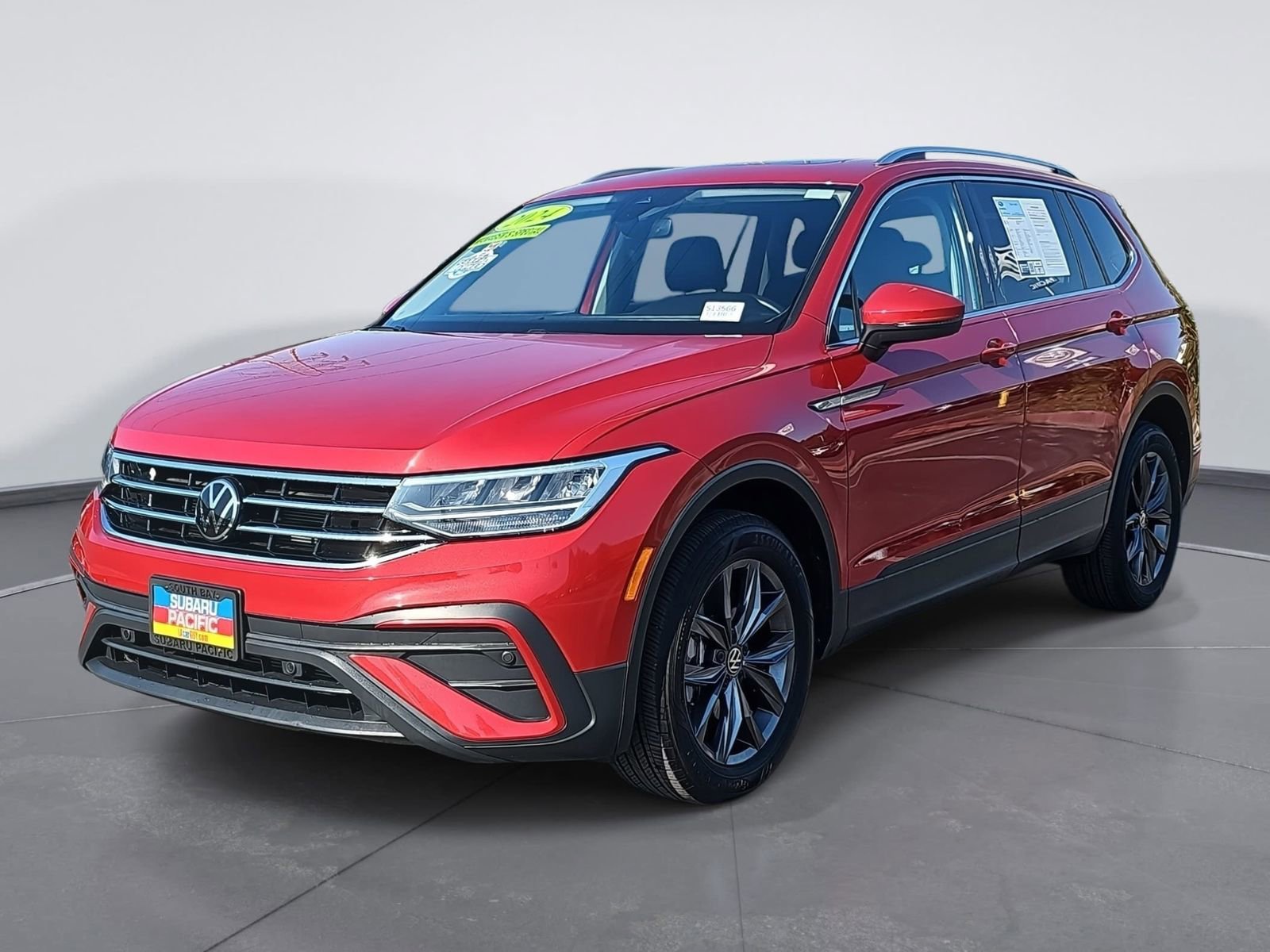 Used 2024 Volkswagen Tiguan SE w/ Panoramic Sunroof Package image 7