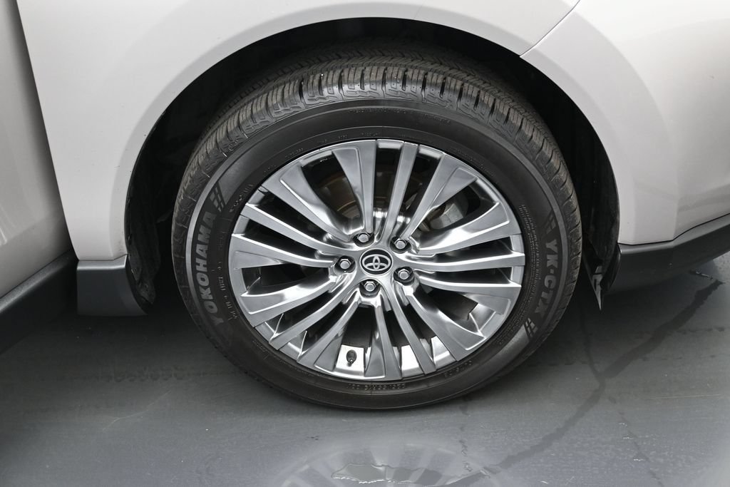 Certified 2021 Toyota Venza Limited w/ Advanced Technology Package AWD/4WD image 41