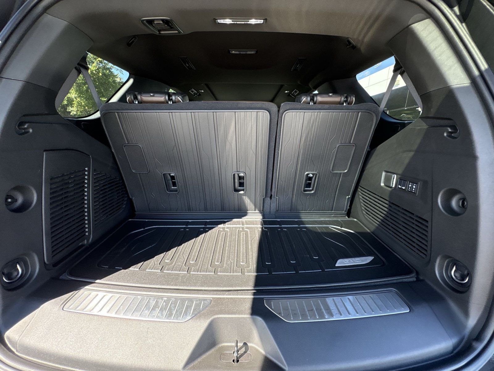 New 2026 GMC Yukon Denali Ultimate w/ LPO, Floor Liner Package AWD/4WD image 28