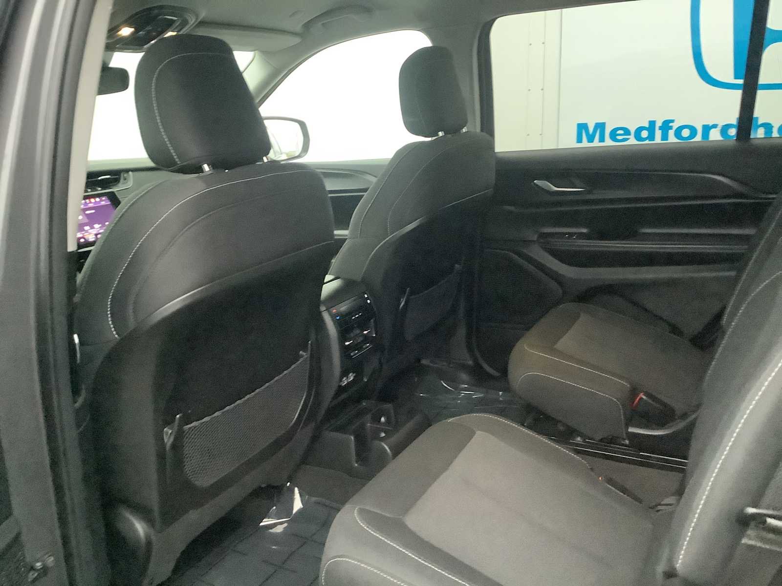 Used 2023 Jeep Grand Cherokee L Laredo image 12