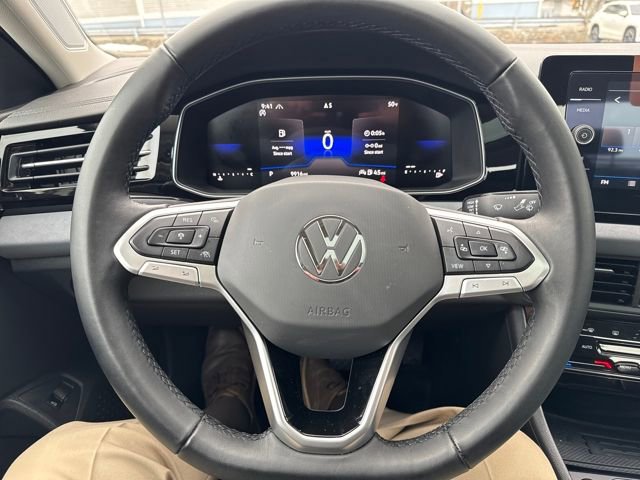 Certified 2025 Volkswagen Jetta SE w/ Sunroof Package image 18