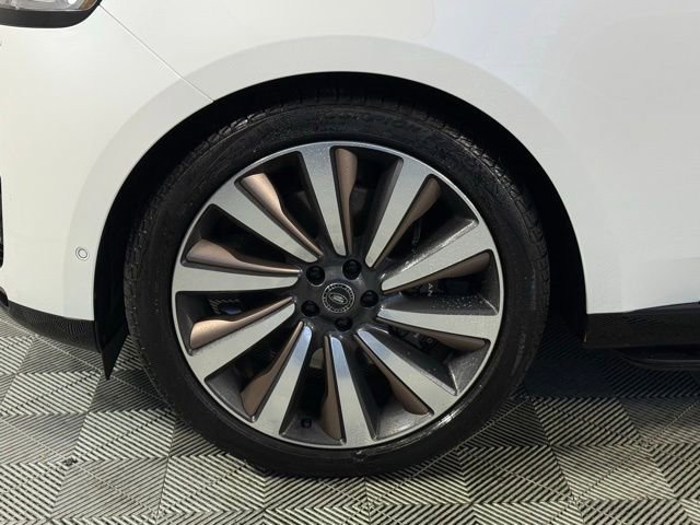 Used 2023 Land Rover Range Rover SV image 13
