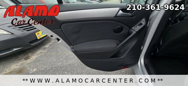 Used 2013 Volkswagen Golf 4-Door FWD image 28