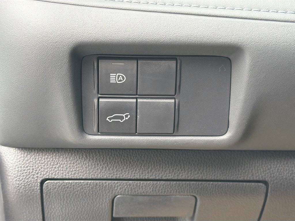 Used 2022 Toyota Highlander XLE AWD/4WD image 10