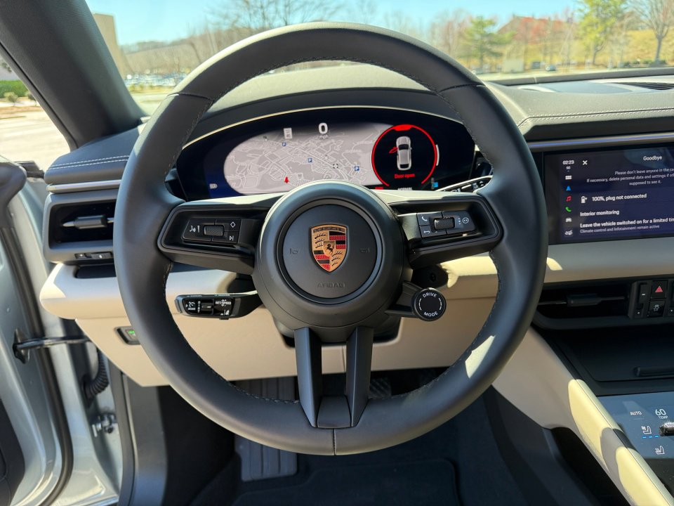 Certified 2025 Porsche Macan Electric image 15