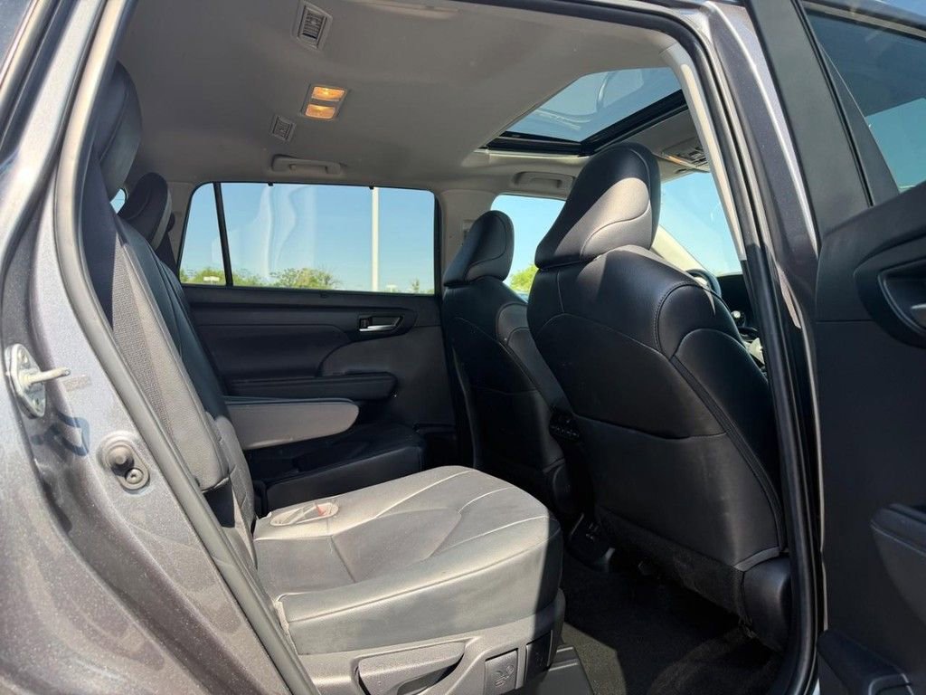 Used 2023 Toyota Highlander XLE AWD/4WD image 12