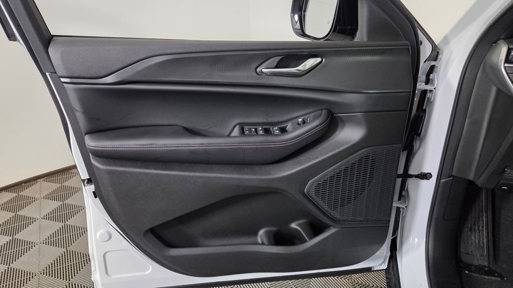 New 2025 Jeep Grand Cherokee Altitude image 12