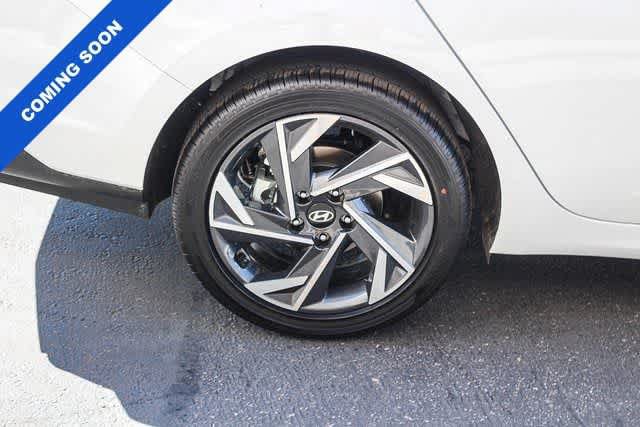 Certified 2025 Hyundai Elantra SEL FWD image 8