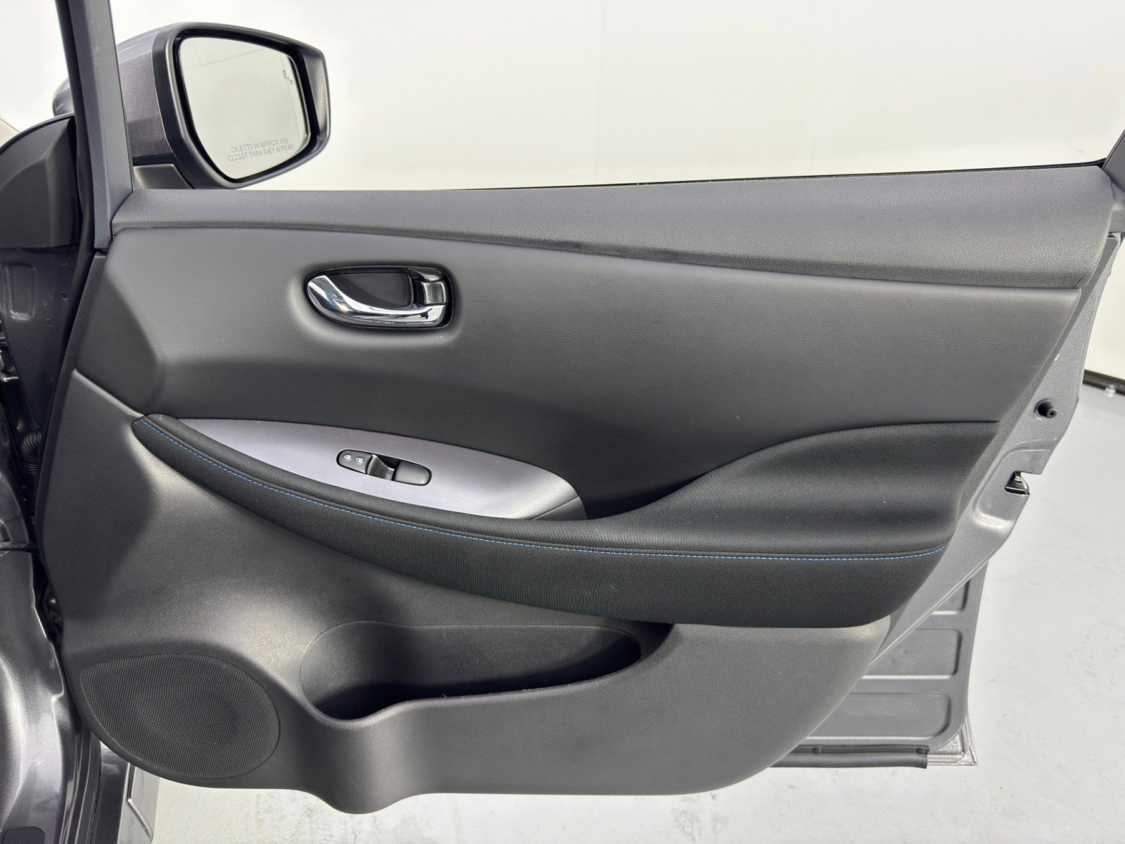 Used 2025 Nissan Leaf S image 35