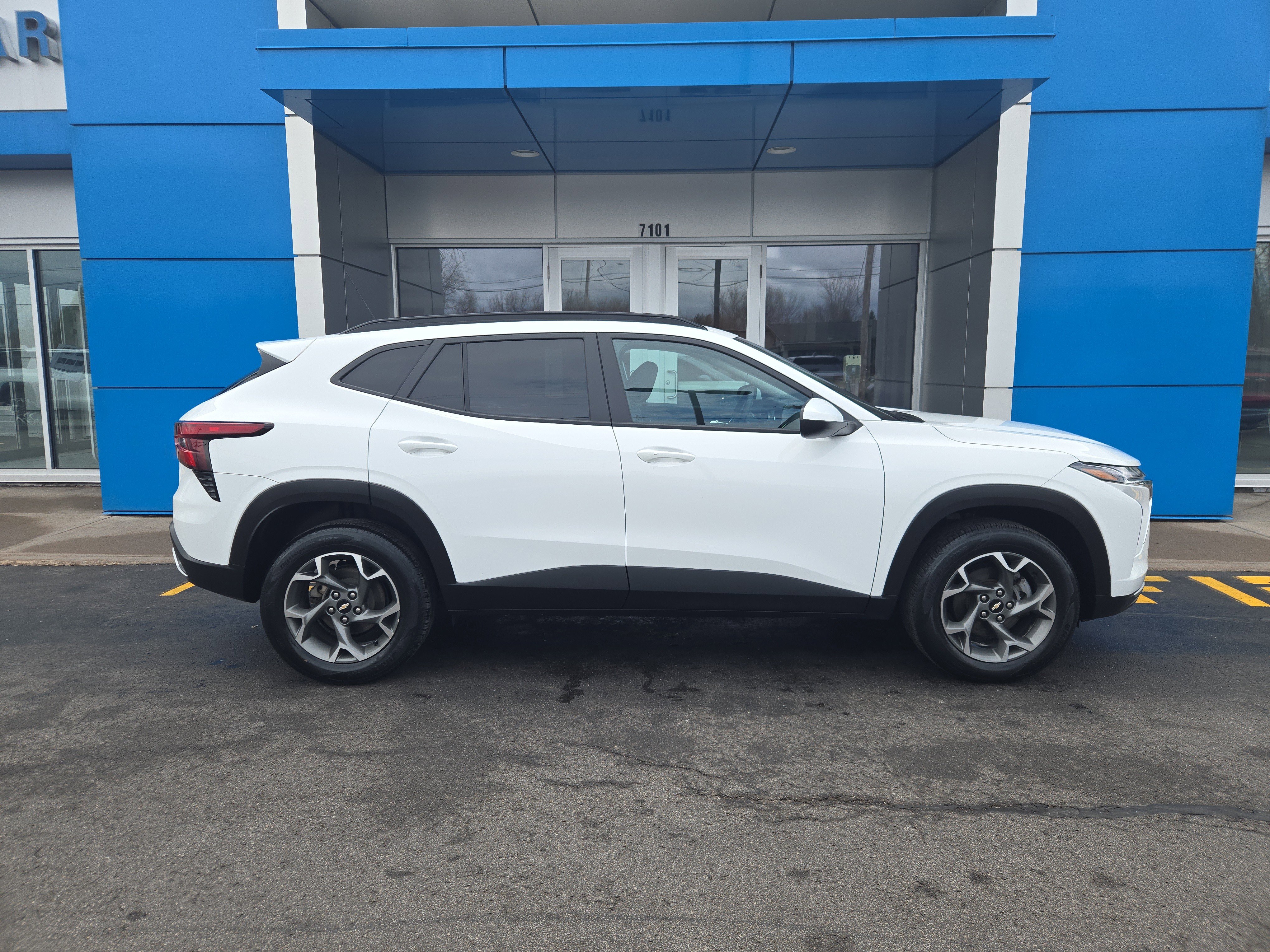 Certified 2024 Chevrolet Trax LT w/ Driver Confidence Package image 16