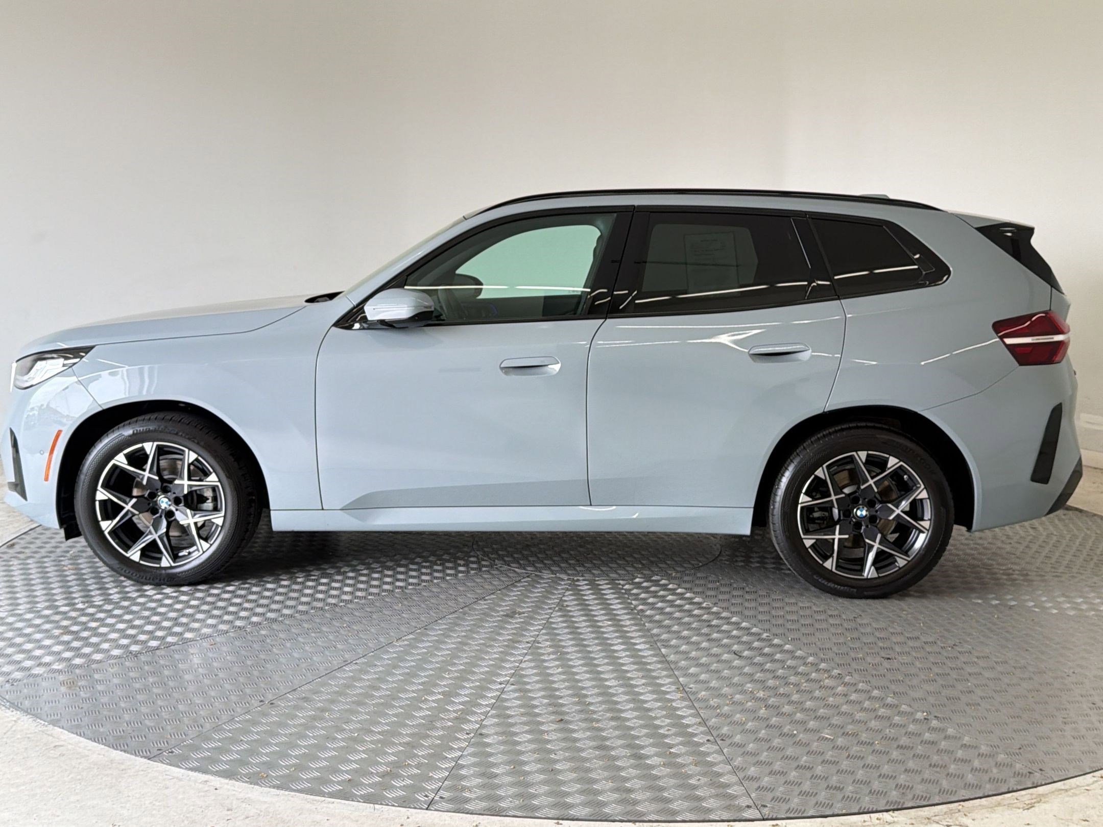 Certified 2025 BMW X3 xDrive30i w/ Premium Package AWD/4WD image 2