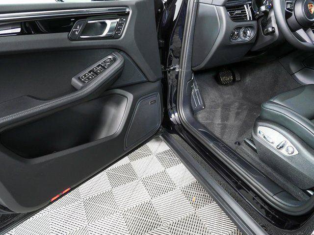 Certified 2026 Porsche Macan AWD/4WD image 11