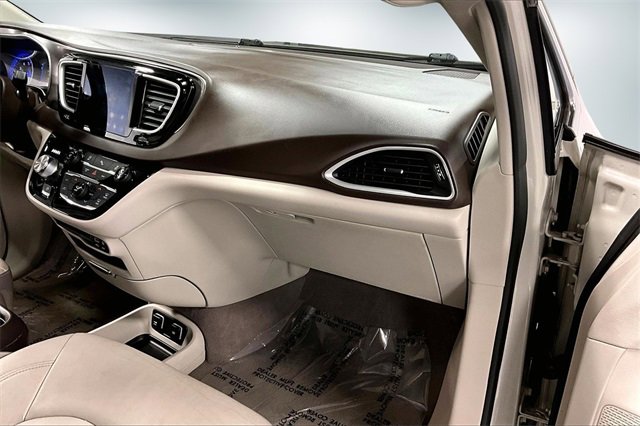 Used 2017 Chrysler Pacifica Touring-L image 24