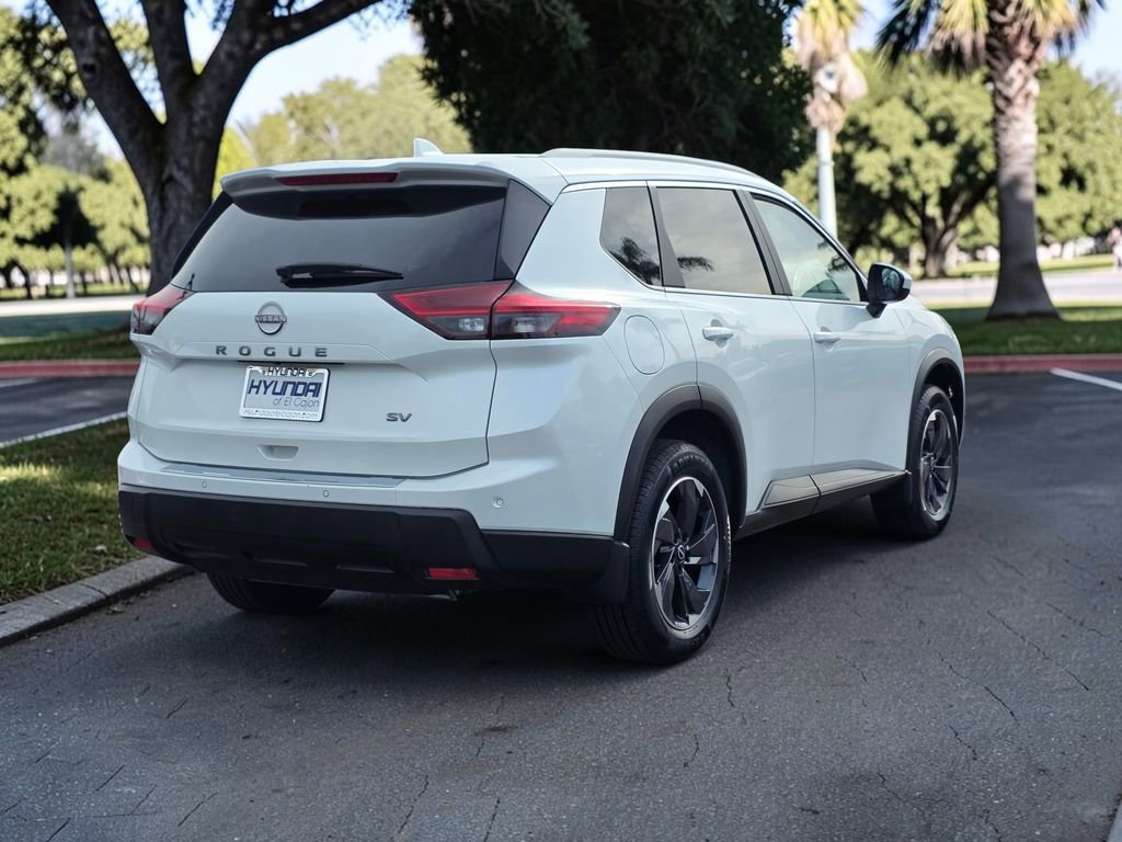 Used 2024 Nissan Rogue SV w/ SV Premium Package FWD image 5