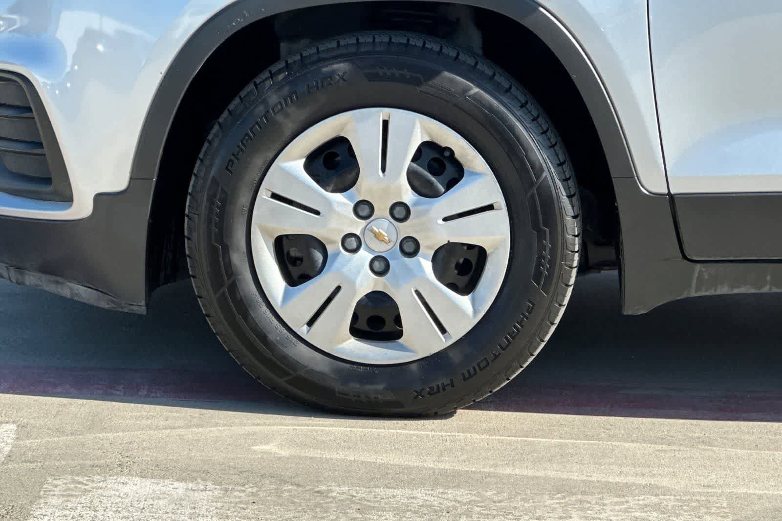 Used 2017 Chevrolet Trax LS FWD image 34