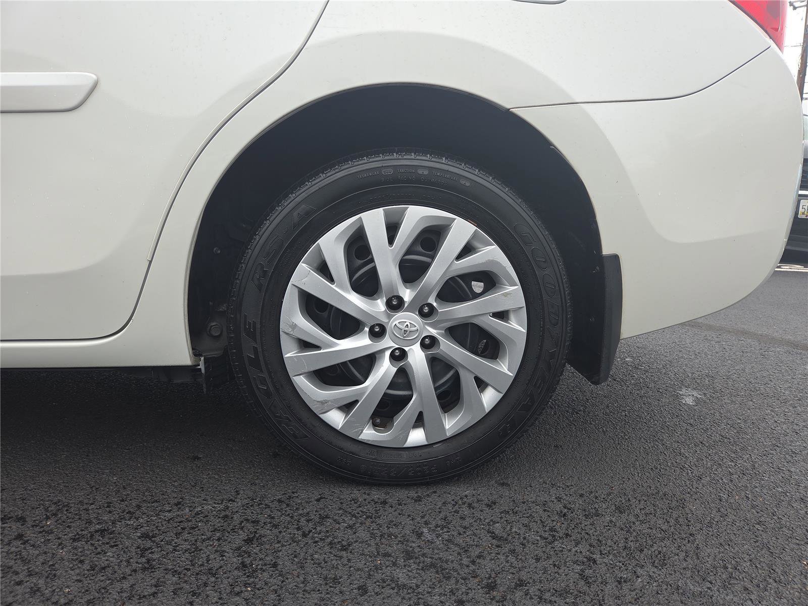 Used 2017 Toyota Corolla LE image 9