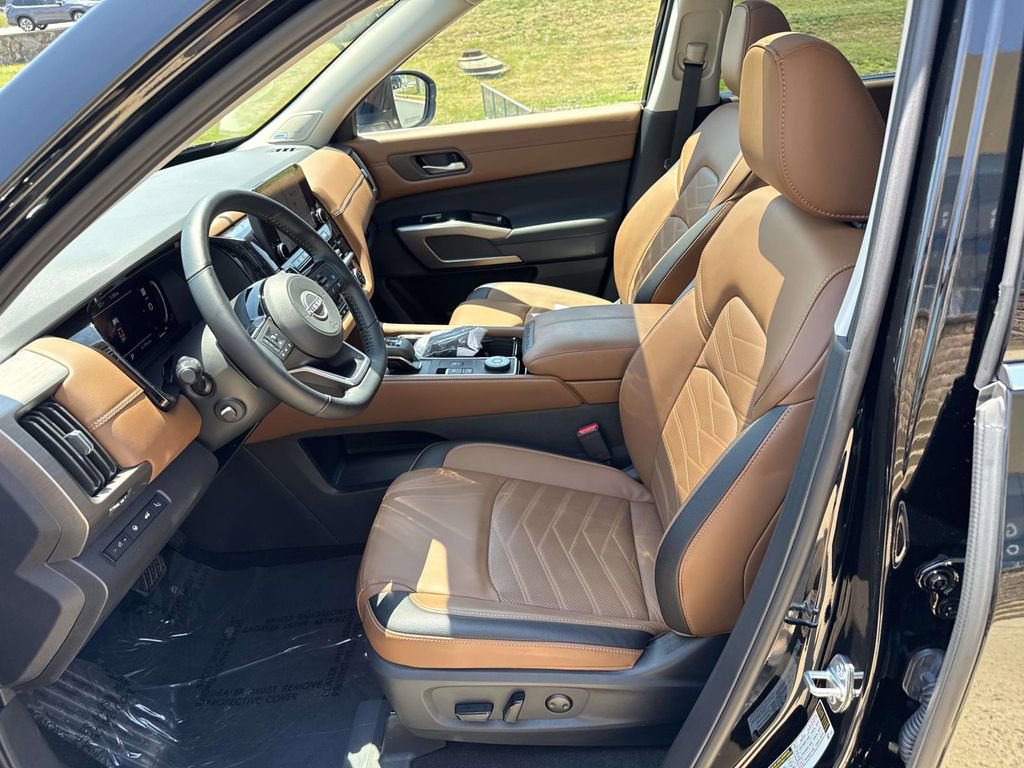 Used 2025 Nissan Pathfinder Platinum AWD/4WD image 6