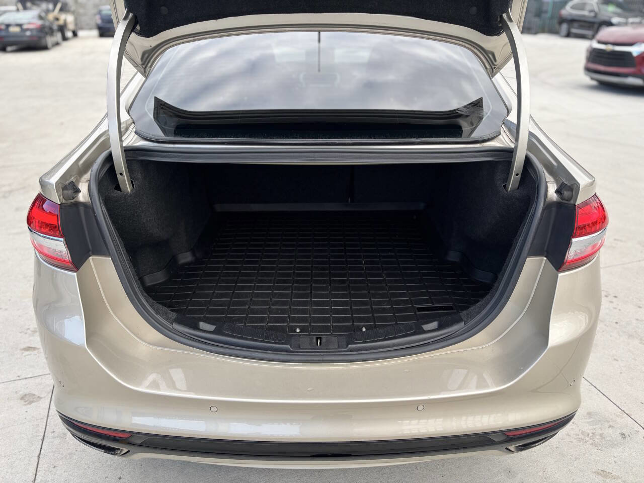 Used 2017 Ford Fusion SE w/ Fusion SE Technology Package image 21