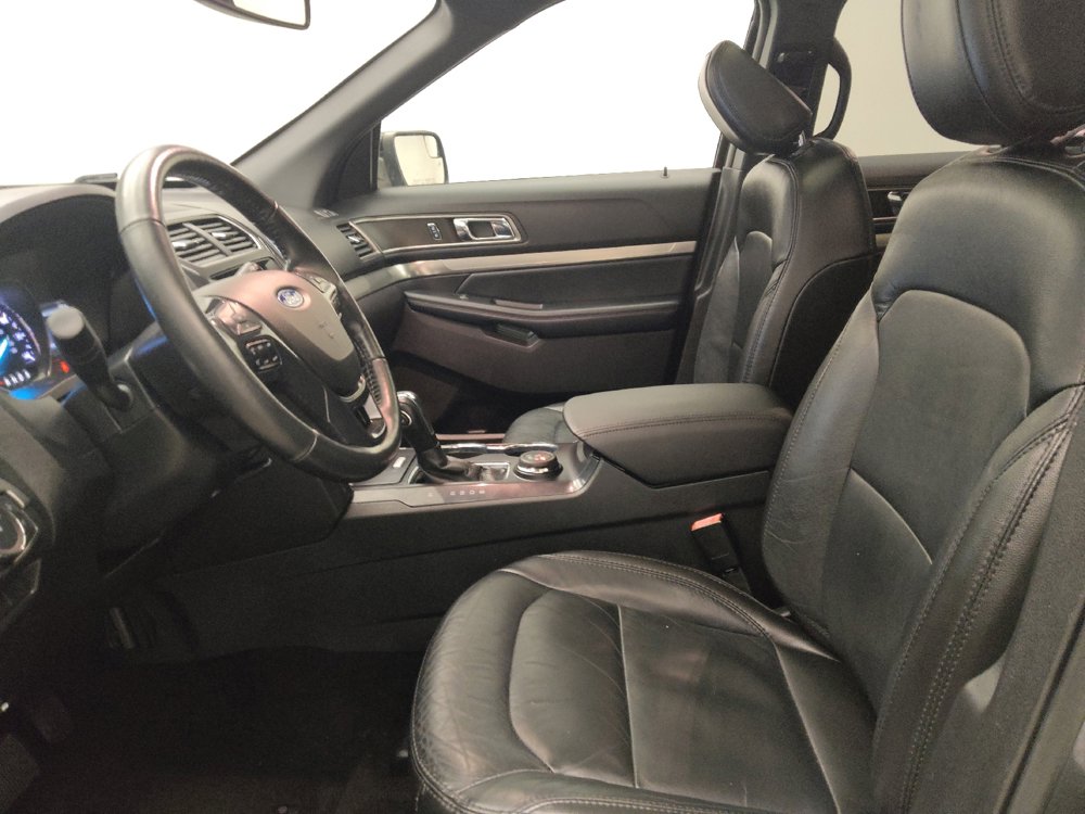 Used 2018 Ford Explorer XLT w/ Equipment Group 202A AWD/4WD image 17