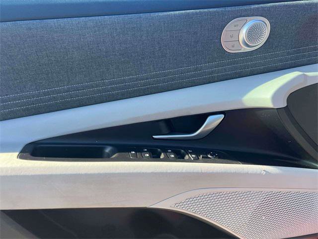 Used 2023 Hyundai Elantra Limited image 13