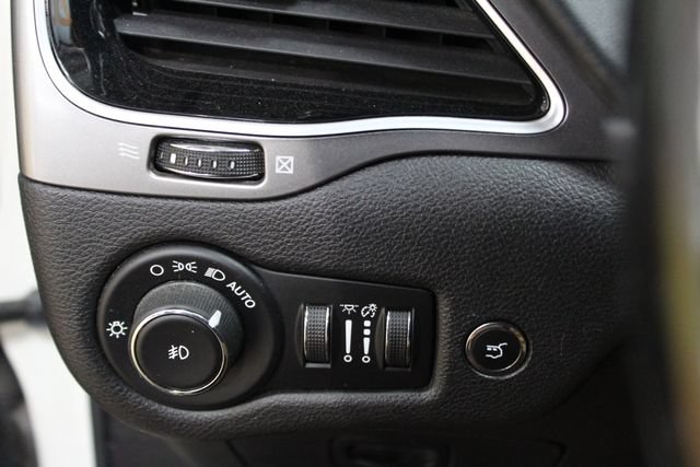 Used 2019 Jeep Cherokee Overland w/ Technology Group AWD/4WD image 13