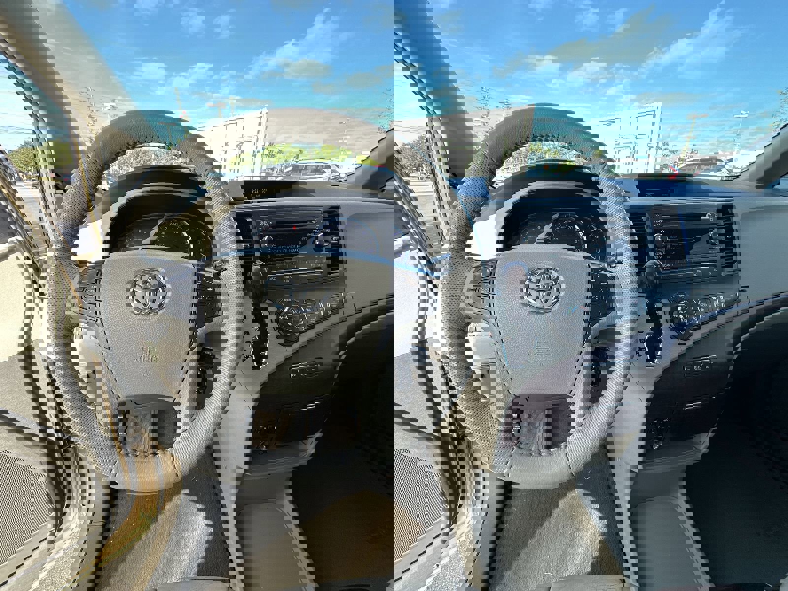 Used 2014 Toyota Sienna XLE image 10