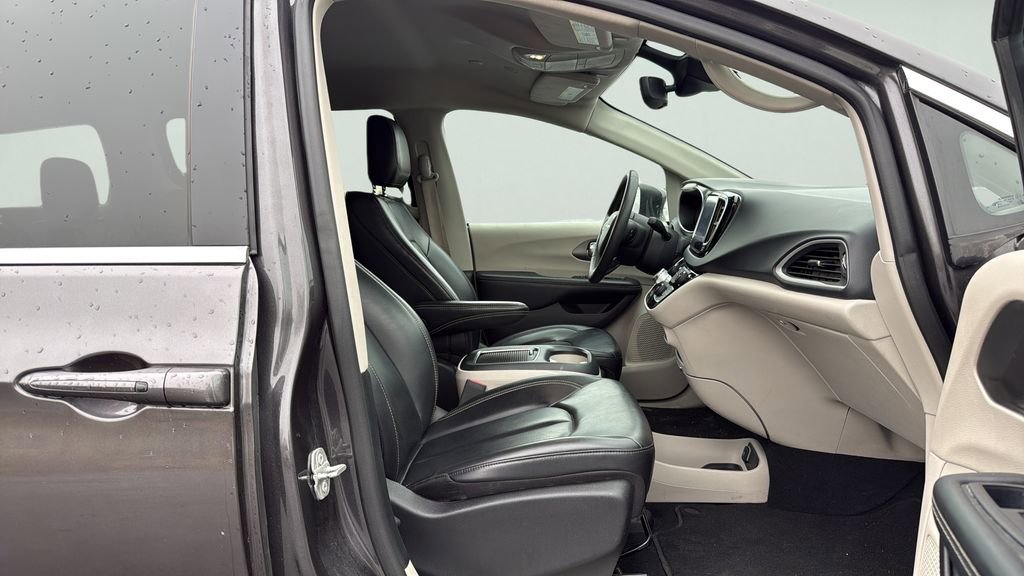 Used 2023 Chrysler Pacifica Touring-L FWD image 11