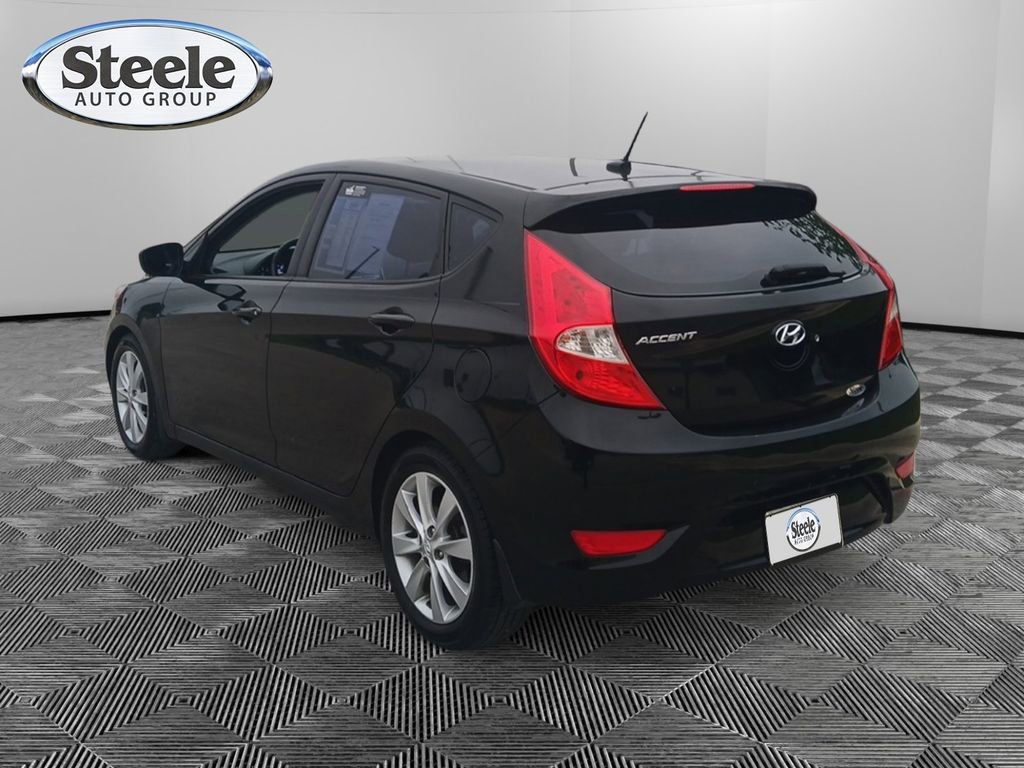 Used 2012 Hyundai Accent SE FWD image 2