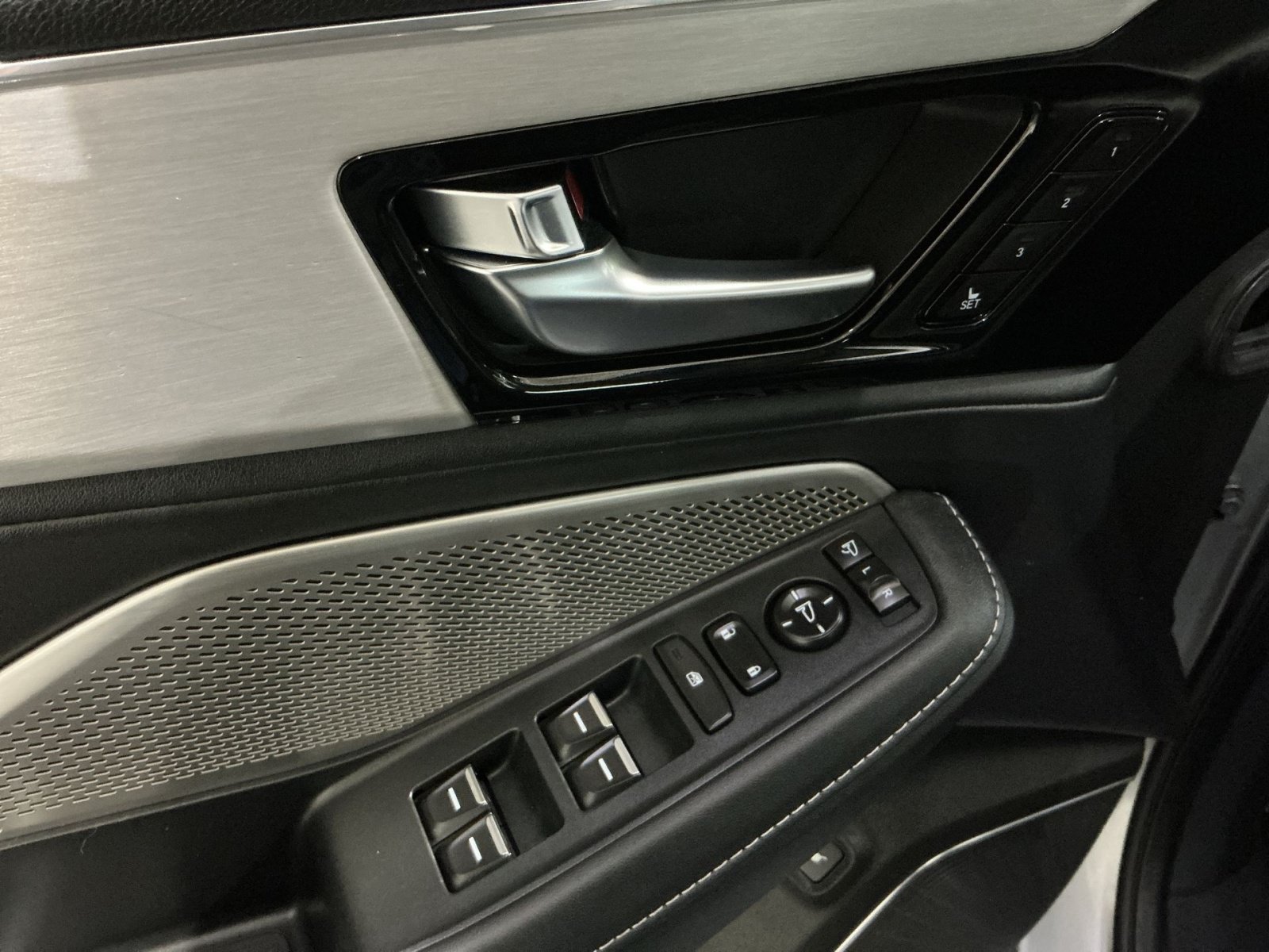 Used 2023 Acura MDX w/ Technology Package AWD/4WD image 16