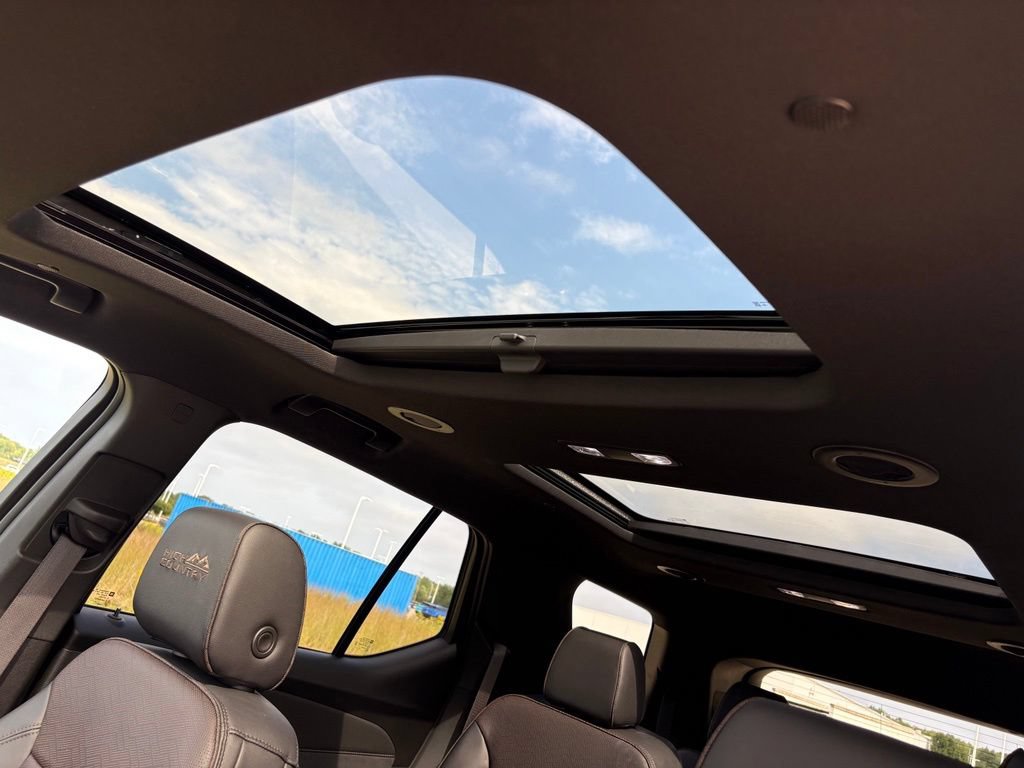 Used 2023 Chevrolet Traverse High Country AWD/4WD image 3