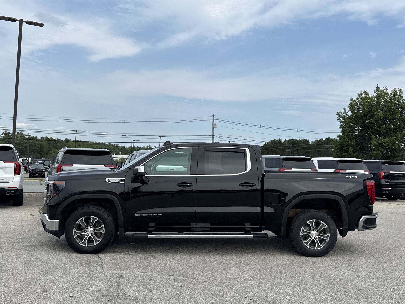 Used 2022 GMC Sierra 1500 SLE AWD/4WD image 3