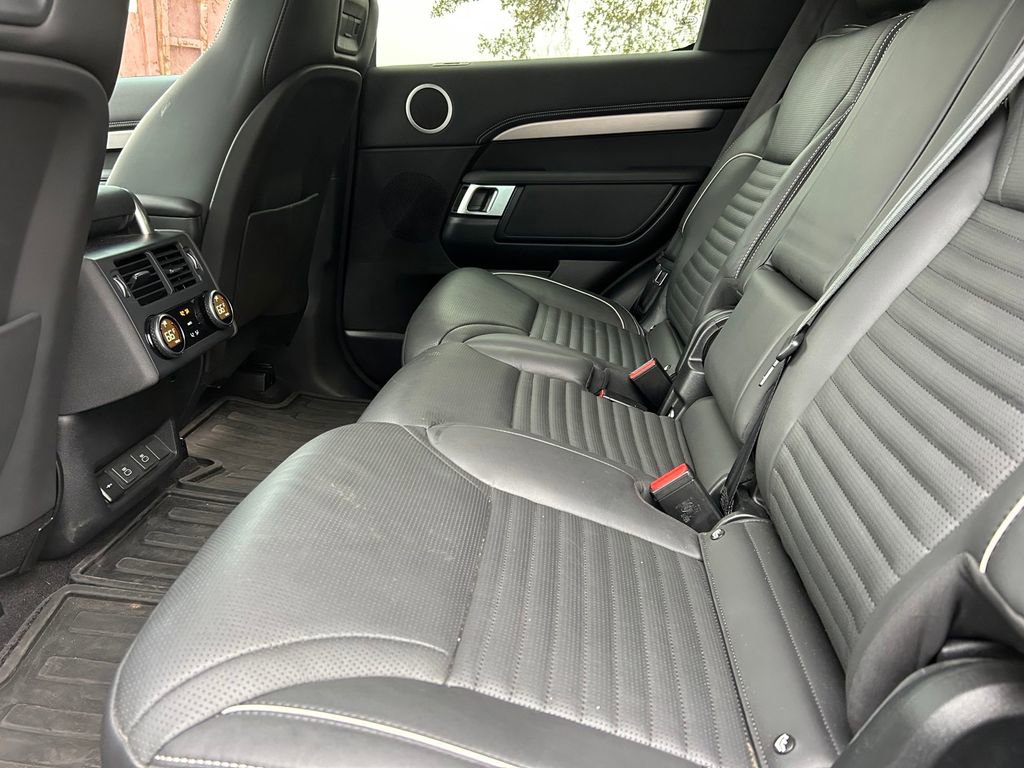Used 2024 Land Rover Discovery Dynamic SE image 16