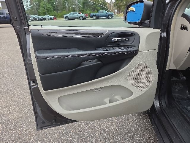 Used 2016 Chrysler Town & Country Touring-L FWD image 22