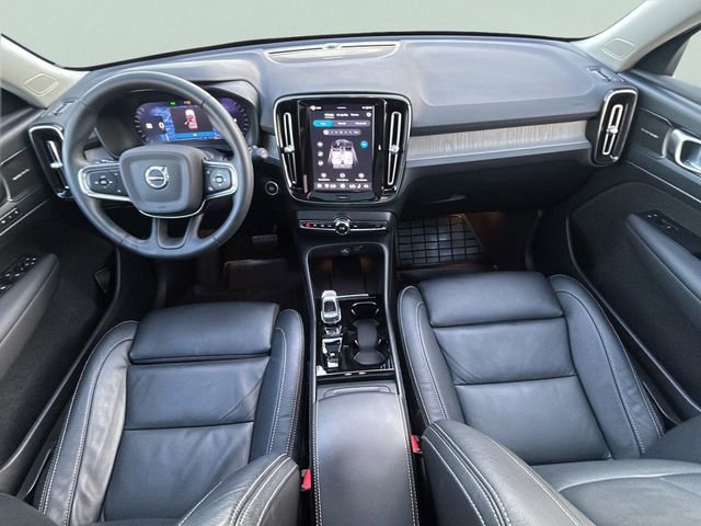 Used 2023 Volvo XC40 B5 Plus image 32