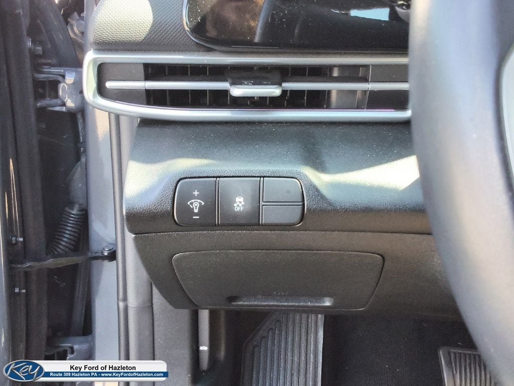 Used 2025 Hyundai Elantra SEL FWD image 17