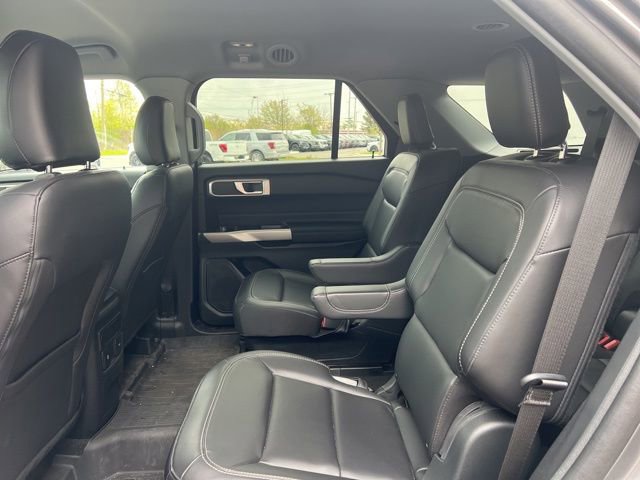 Used 2024 Ford Explorer XLT w/ Equipment Group 202A AWD/4WD image 18