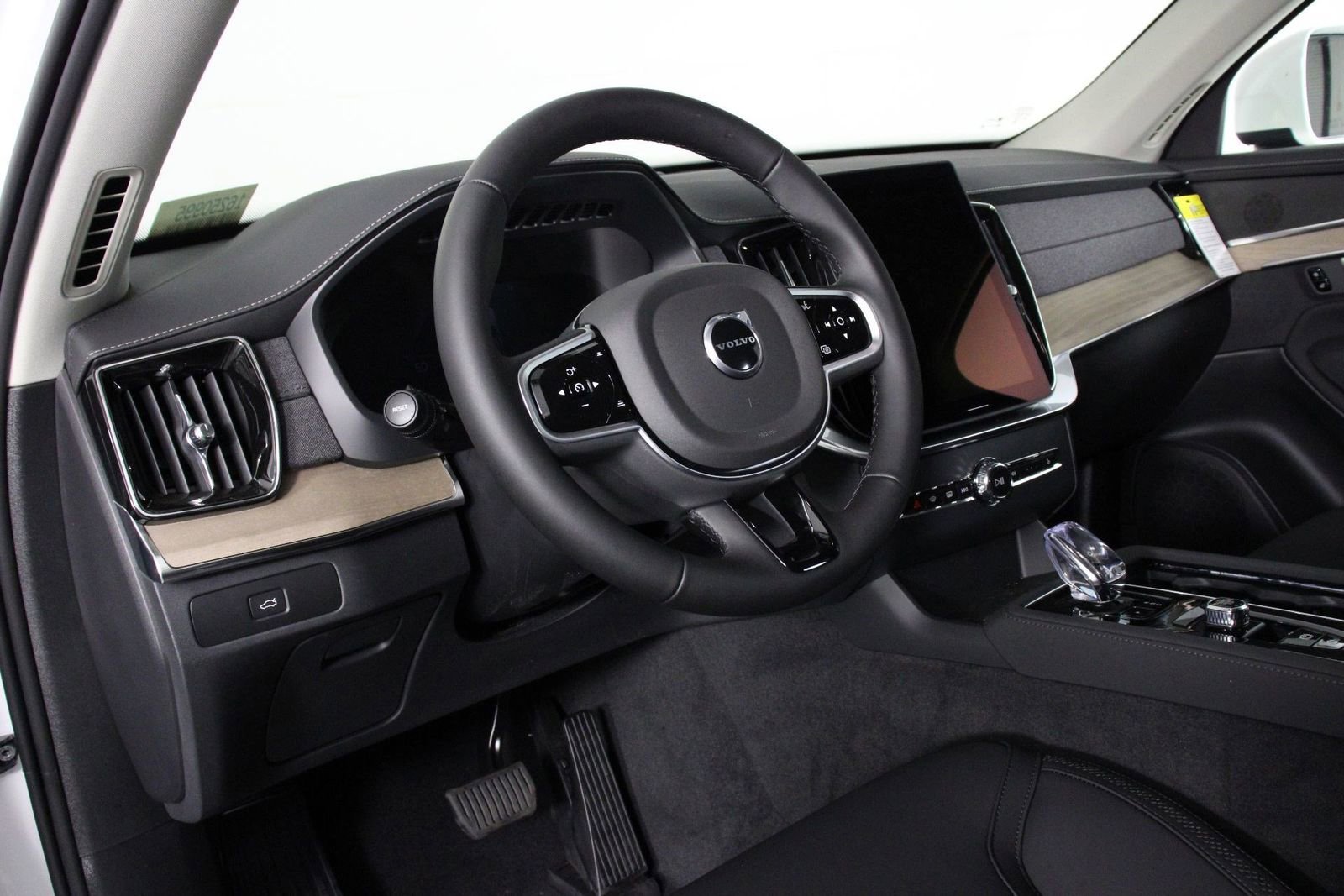 New 2025 Volvo XC90 B6 Plus image 8
