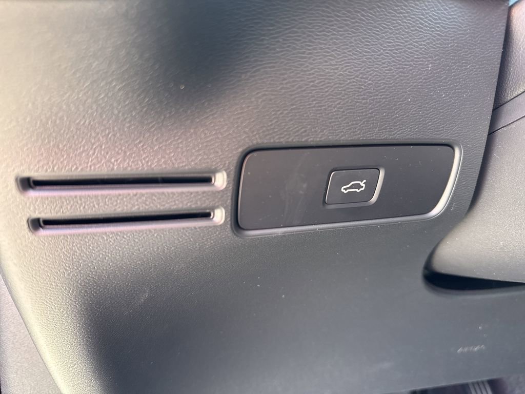 New 2026 Volvo XC40 B5 Plus w/ Protection Package Premier image 18