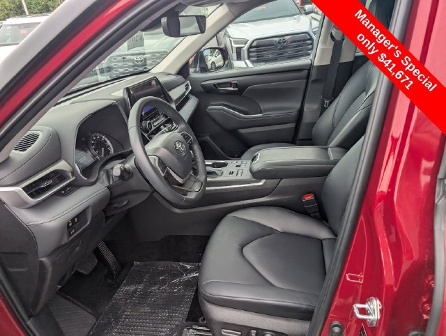 Used 2025 Toyota Highlander XLE AWD/4WD image 16
