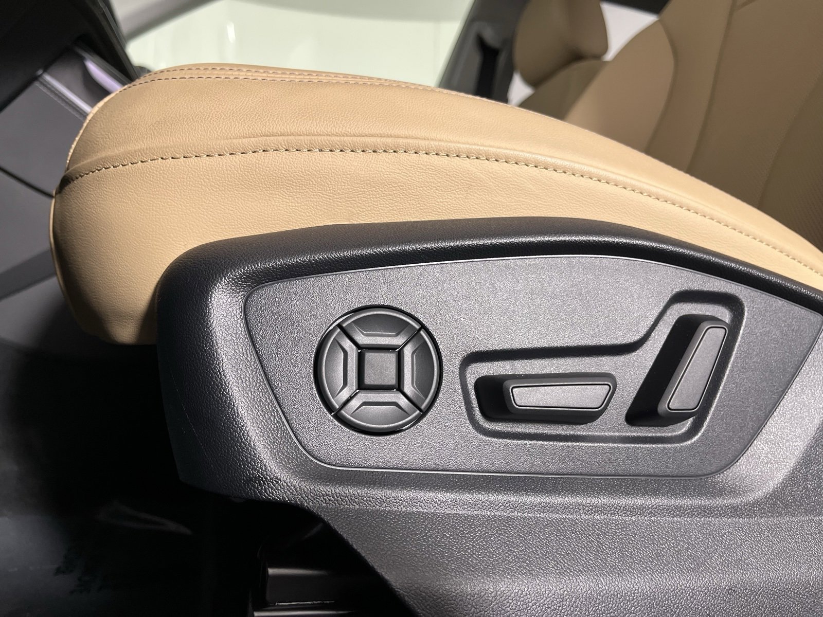 Used 2025 Audi Q8 Premium Plus w/ Premium Plus Package image 11