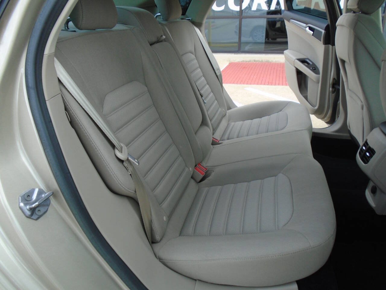 Used 2017 Ford Fusion SE FWD image 11