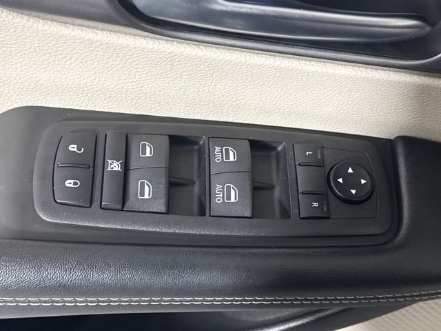 Used 2023 Chrysler Pacifica Touring-L image 18