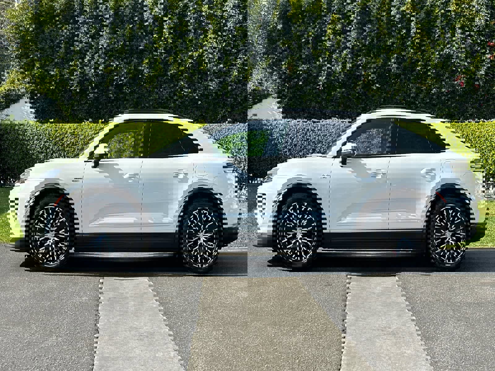 New 2025 Porsche Macan 4 Electric image 2