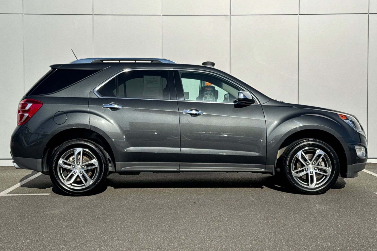 Used 2017 Chevrolet Equinox Premier w/ Enhanced Convenience Package AWD/4WD image 6