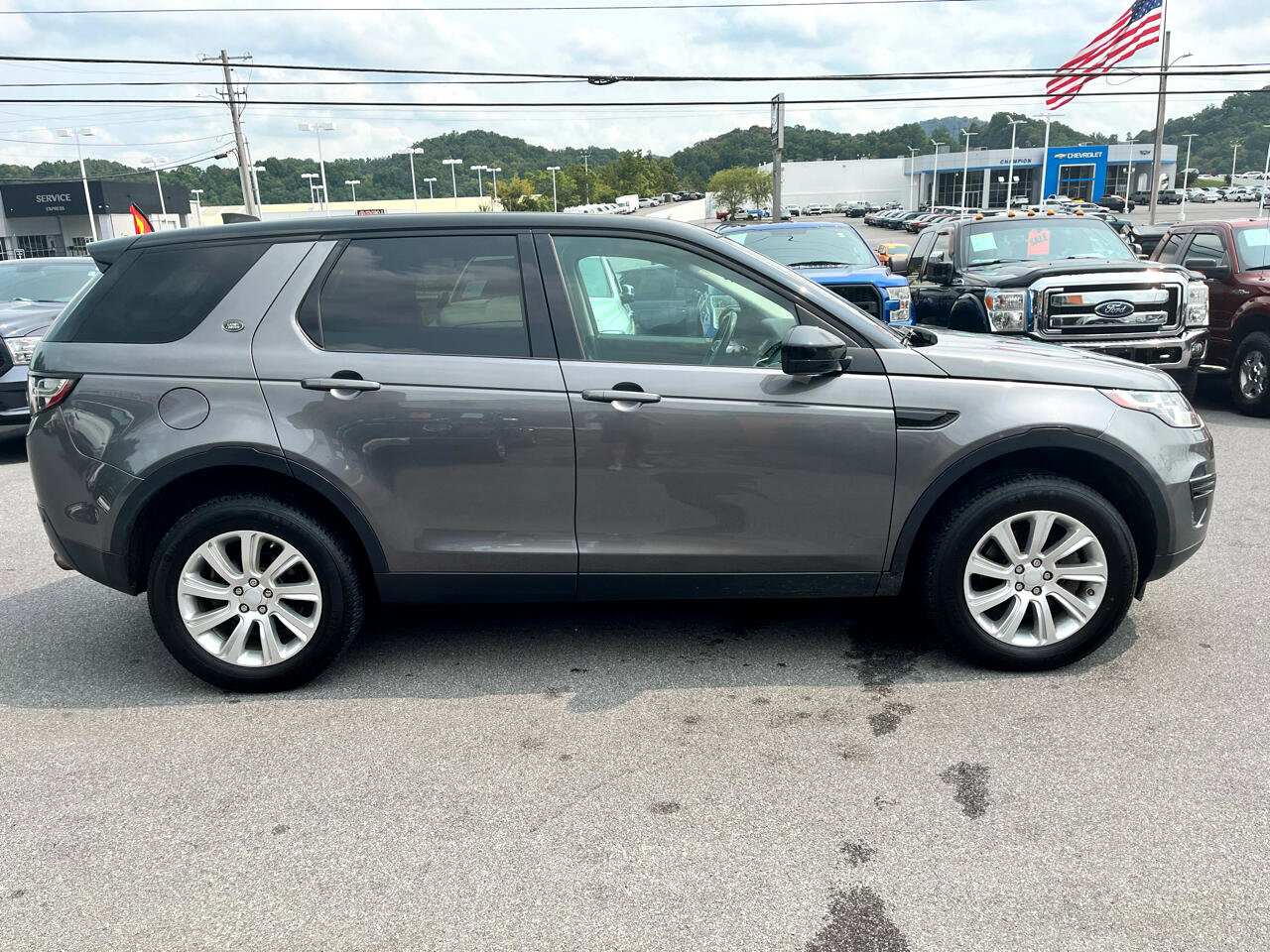 Used 2018 Land Rover Discovery Sport SE image 4