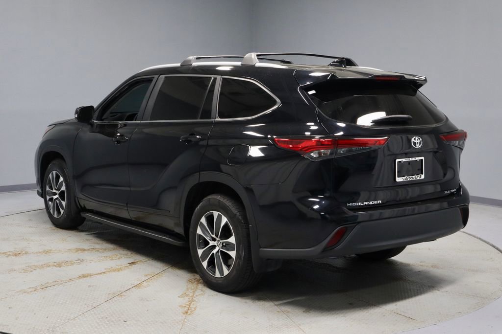 Used 2023 Toyota Highlander XLE AWD/4WD image 9