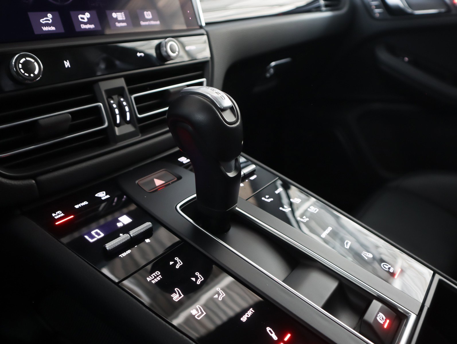 Certified 2024 Porsche Macan AWD/4WD image 17