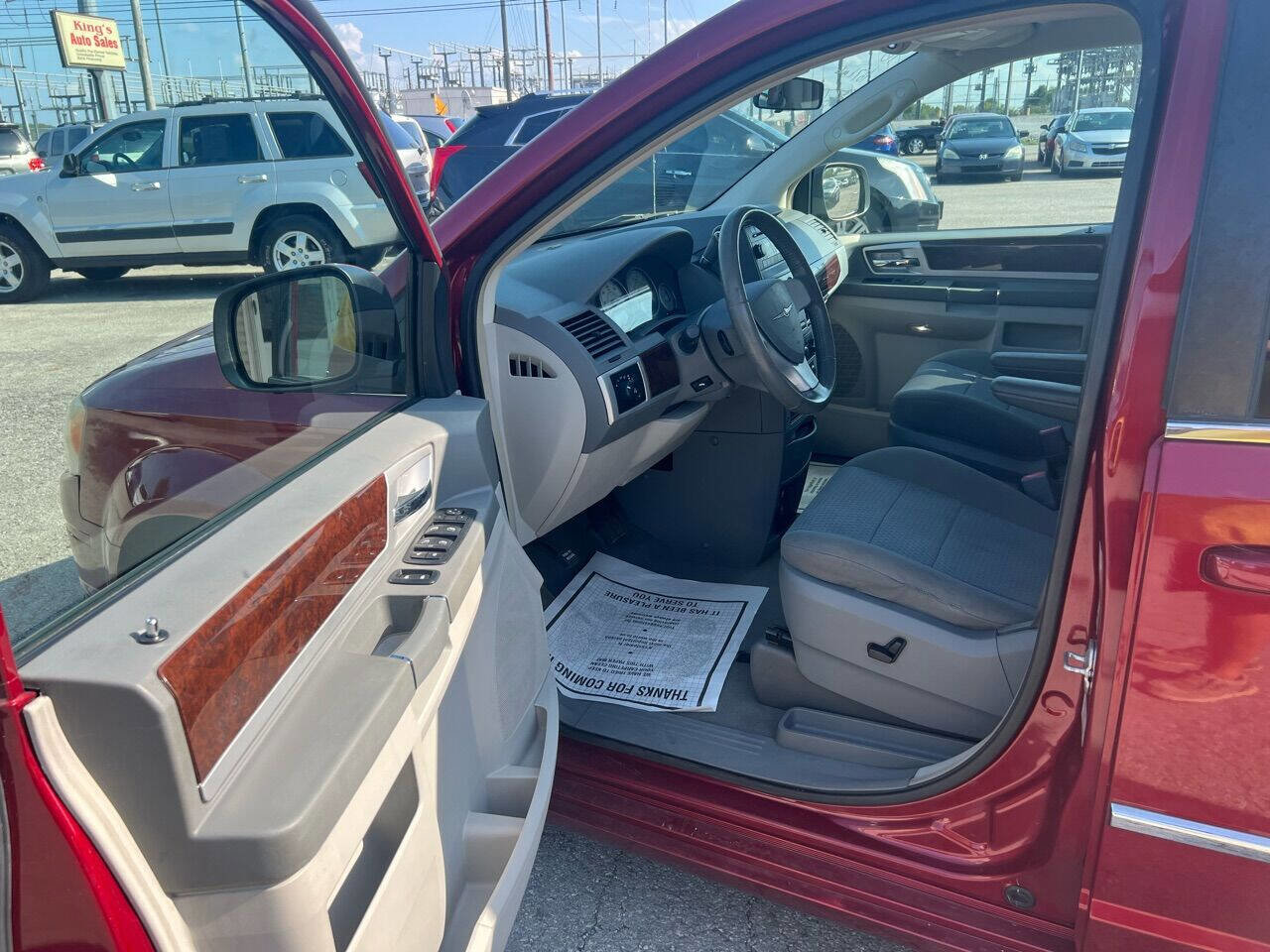 Used 2010 Chrysler Town & Country Touring image 17